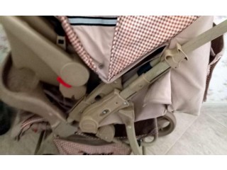 
                        عرباية اطفال مع مظلة ومقعد سيارة                                            