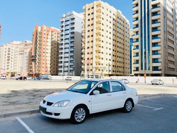brand-new-condition-mitsubishi-lancer-glx-2011-white-gcc-specs-very-less-km-in-excellent-condition-big-2