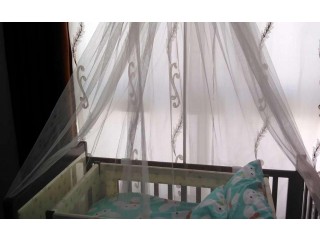 
                        سرير اطفال مع مهد وناموسية من ماركة بيبي بلس                                            