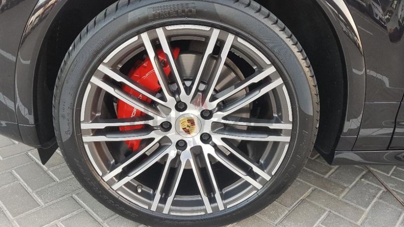 2016-porsche-cayenne-gts-gcc-big-0