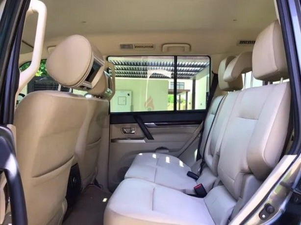 2017-pajero-gcc-great-condition-big-4