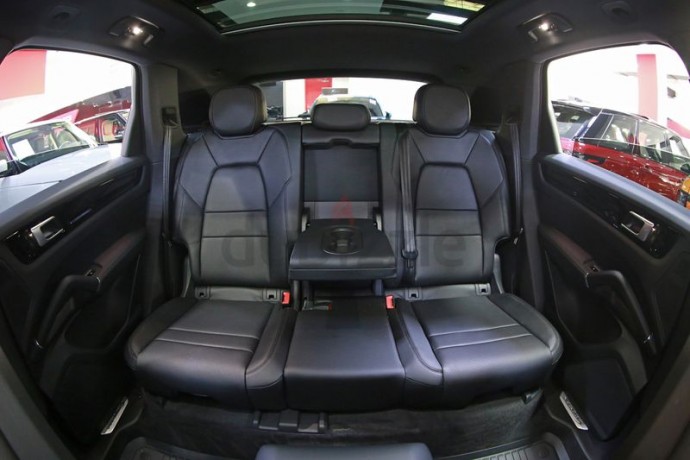 brand-new-2019-porsche-cayenne-e-hybrid-gcc-specs-under-warranty-big-9