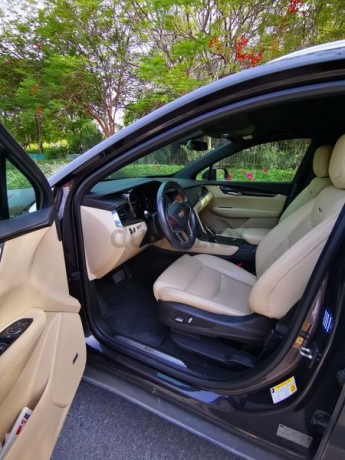 lady-driven-single-owner-xt5-cadillac-awd-36l-v6-big-2