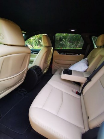lady-driven-single-owner-xt5-cadillac-awd-36l-v6-big-1