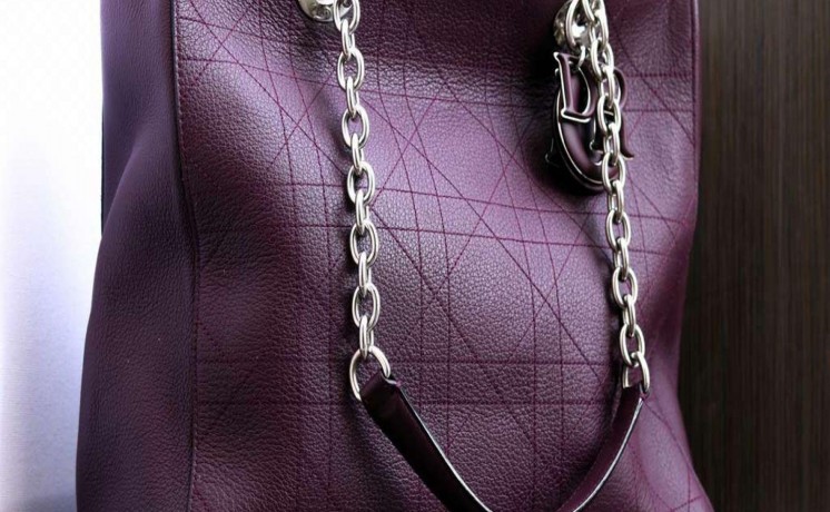 a-used-hand-bags-with-a-great-quality-is-up-for-sale-big-5