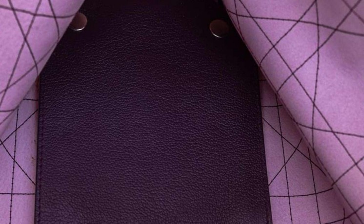 a-used-hand-bags-with-a-great-quality-is-up-for-sale-big-4