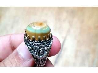 
                        خاتم فضة مع عقيق يمني مميز.                                            