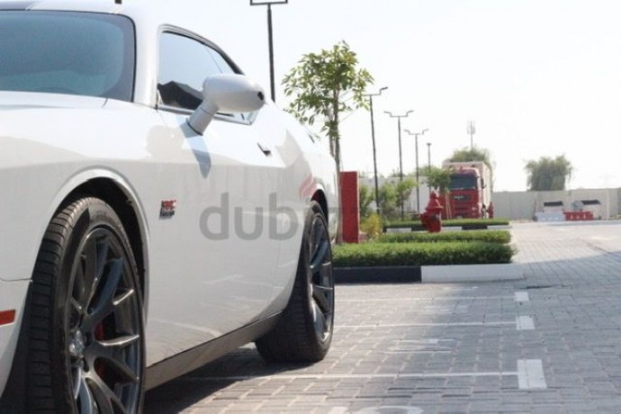 low-mileage-2015-dodge-challenger-srt-big-7