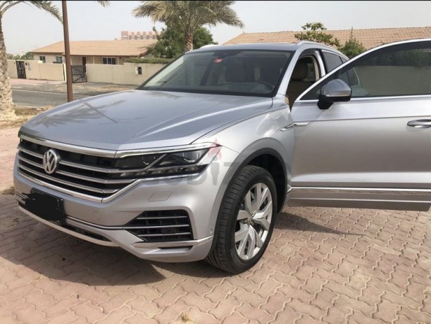 volkswagen-touareg-2018-top-spec-22000km-big-4