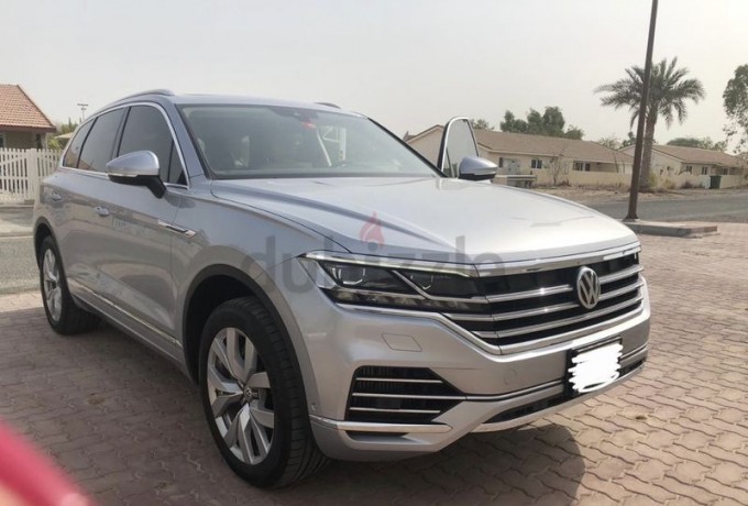 volkswagen-touareg-2018-top-spec-22000km-big-3