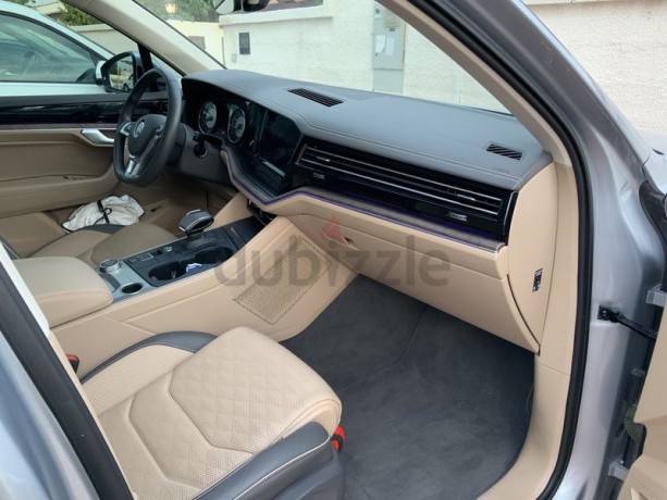 volkswagen-touareg-2018-top-spec-22000km-big-2