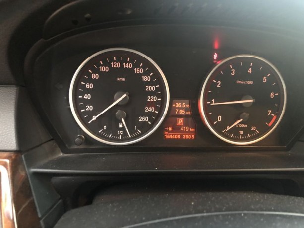 clean-lady-driven-525i-big-3