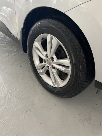 negotiable-brilliant-low-mileage-24l-hyundai-tucson-for-sale-big-7