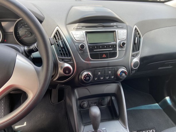 negotiable-brilliant-low-mileage-24l-hyundai-tucson-for-sale-big-2