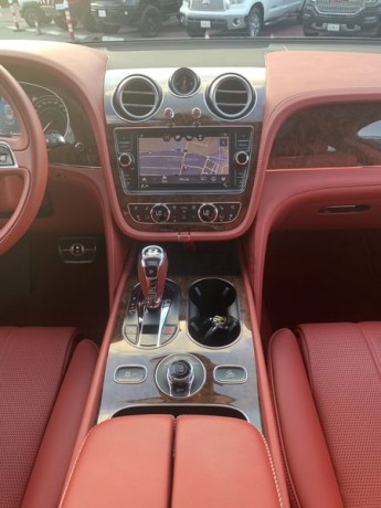 bentley-bentayga-w12-2018-gcc-kit-warranty-and-service-contract-02-2023-1-owner-big-4