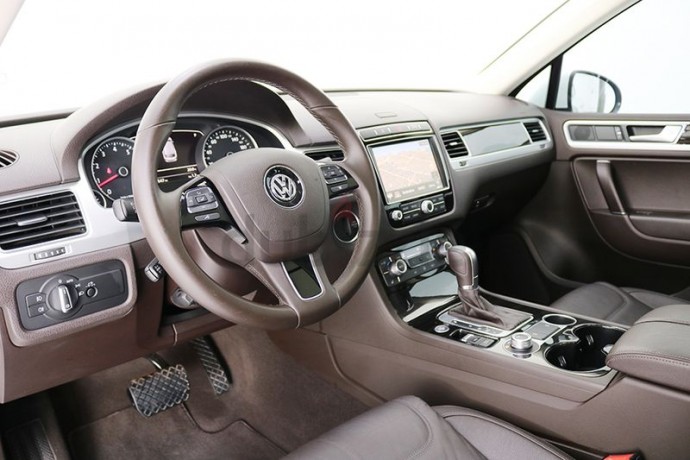 volkswagen-touareg-sport-2016-gcc-april-2021-volkswagen-warrantyfully-loaded-big-12