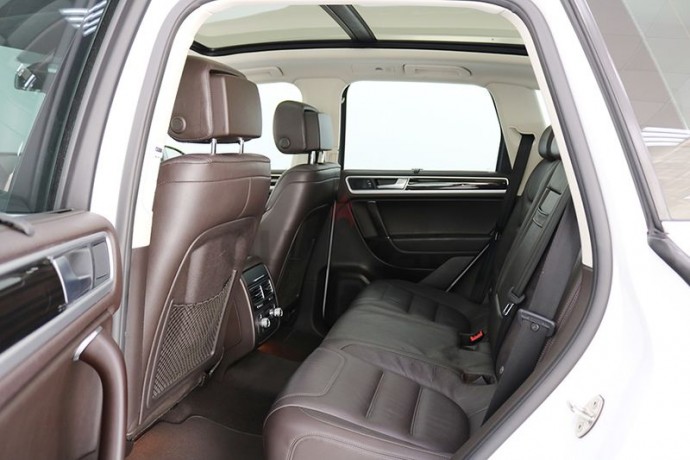 volkswagen-touareg-sport-2016-gcc-april-2021-volkswagen-warrantyfully-loaded-big-9