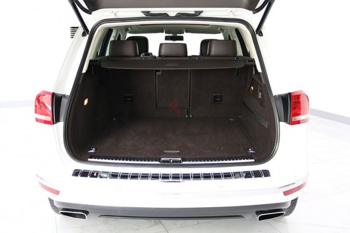 volkswagen-touareg-sport-2016-gcc-april-2021-volkswagen-warrantyfully-loaded-big-2