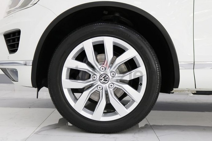 volkswagen-touareg-sport-2016-gcc-april-2021-volkswagen-warrantyfully-loaded-big-0