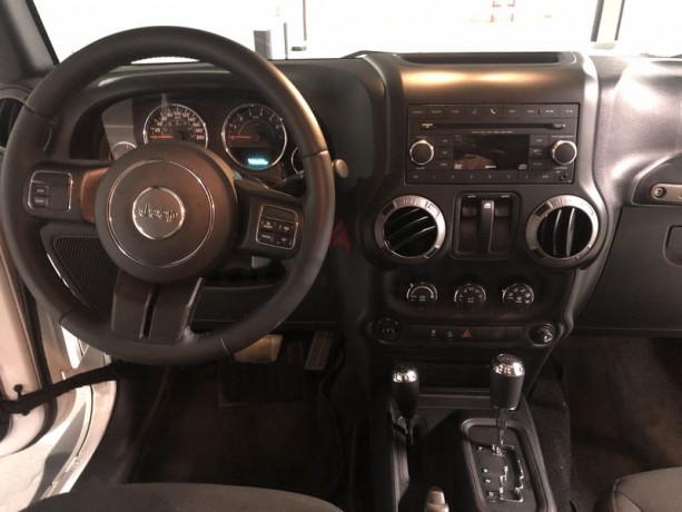 lady-driven-under-warranty-1-year-service-contract-full-service-history-2016-jeep-wrangler-big-2