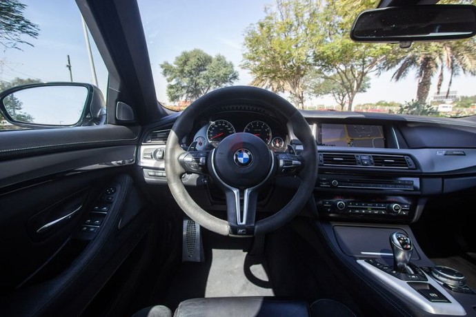 bmw-m5-30th-anniversary-2015-gcc-3115-aedmonthly-under-agmc-warranty-til-022021-or-120000km-big-4