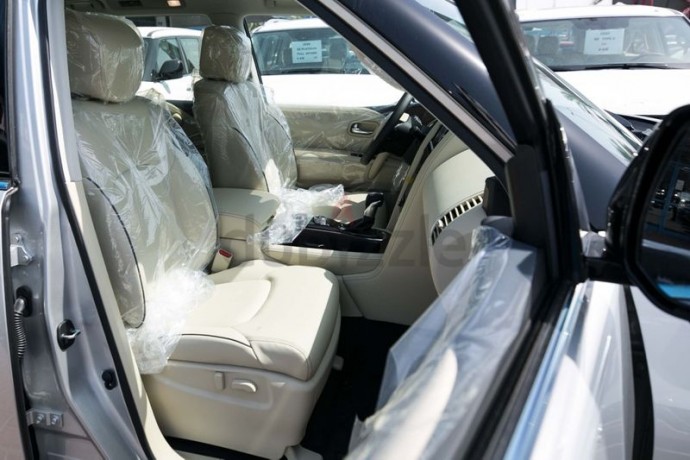 nissan-patrol-v8-t2-le-gcc-3-years-local-delar-warranty-big-4