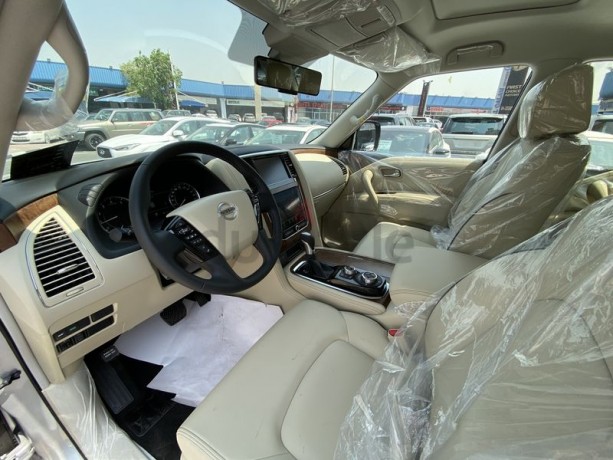 nissan-patrol-v8-t2-le-gcc-3-years-local-delar-warranty-big-0