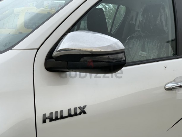 toyota-hilux-pick-up-sr5-4x4-24l-diesel-with-automatic-gear-and-push-start-big-11