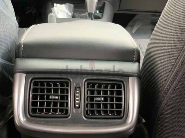 toyota-hilux-pick-up-sr5-4x4-24l-diesel-with-automatic-gear-and-push-start-big-7