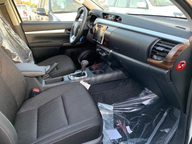 toyota-hilux-pick-up-sr5-trd-40l-v6-gasoline-with-push-start-big-9