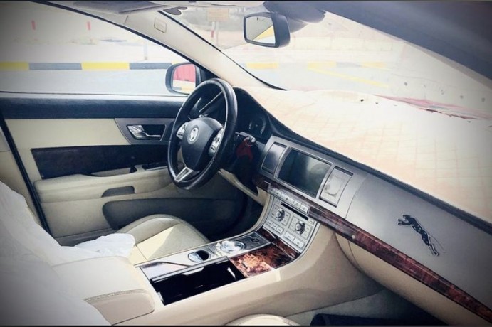 throw-away-jaguar-xf-2009-fixed-price-big-0