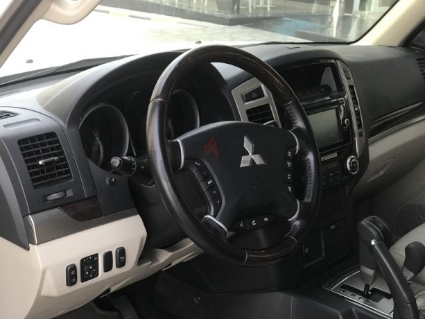 pajero-38-2017-orginal-paint-low-mileage-top-of-the-rangee-big-7
