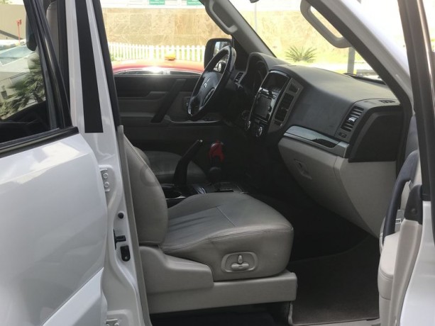pajero-38-2017-orginal-paint-low-mileage-top-of-the-rangee-big-5