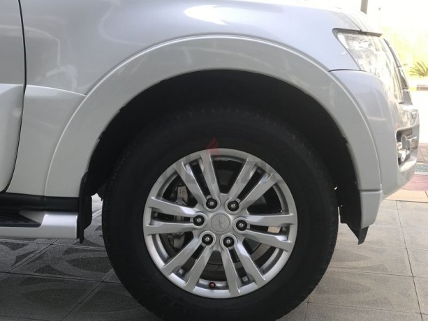pajero-38-2017-orginal-paint-low-mileage-top-of-the-rangee-big-1
