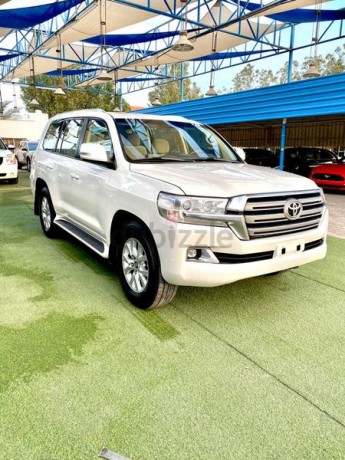 land-cruiser-2017-gcc-v6-full-options-exr-land-krozr-khlyjy-6-slndr-bhalh-alokalh-big-0
