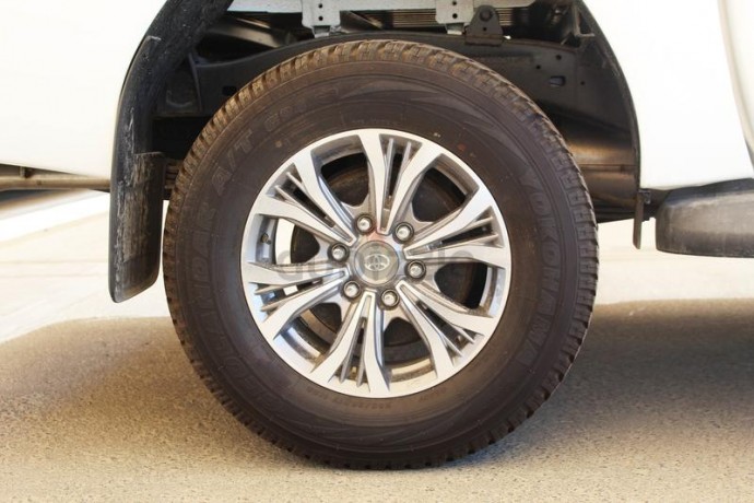 toyota-hilux-24l-dc-4x4-mt-with-steel-bumber-full-option-2019-big-5