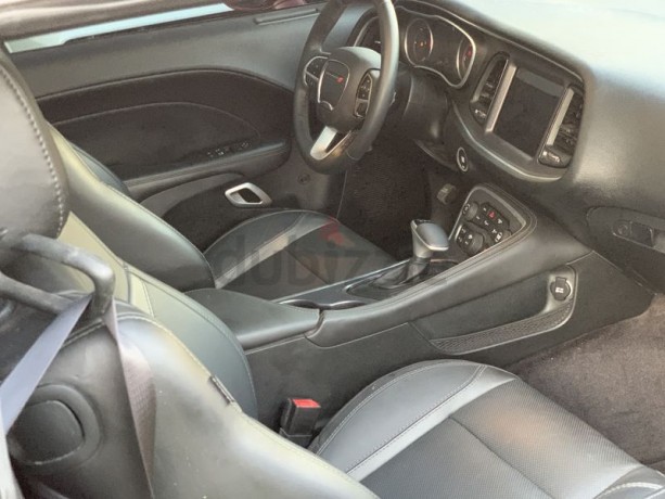 monthly-1000challenger-2017-full-option-v8-kit-srtsunroofleatherbig-screen-big-2