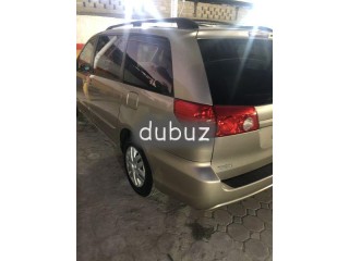 
                            
                            Toyota Sienna LE very clean
                            
                        