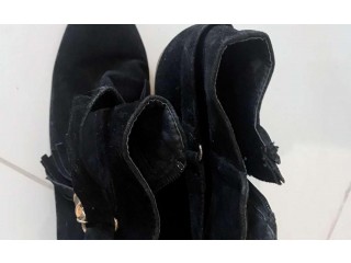 
                        احذيه استعمال خفيف جداً بداعي السفر                                            