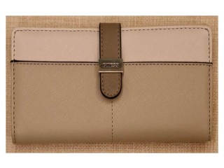 
                        GUESS Hopwood Color-Block New Wallet.                                            