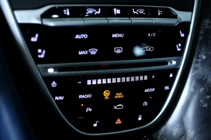 astin-martin-db11-2017-launch-edition-gcc-warranty-till-jan-2020-or-unlimited-km-big-14