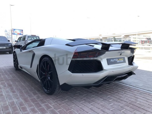 lamborghini-aventador-roadster-gcc-big-6