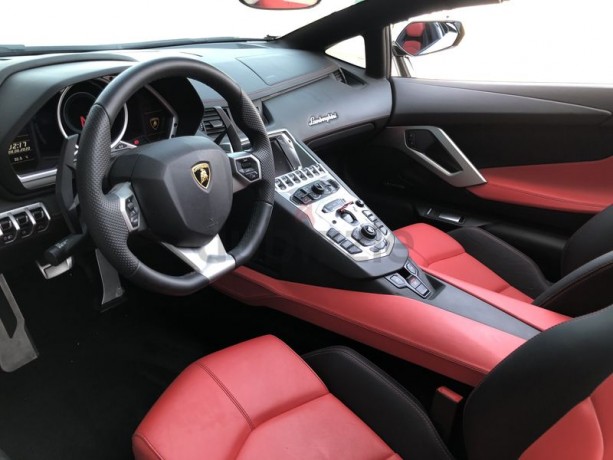 lamborghini-aventador-roadster-gcc-big-1