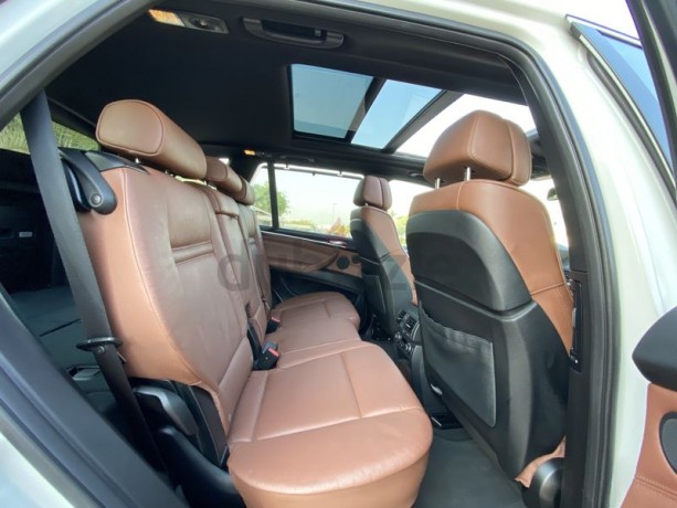 very-low-mileage-bmw-x5m-50only-63k-kmgcc-2-keys-big-8