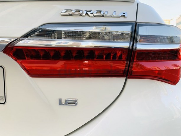 toyota-corolla-16-2019-white-gcc-speas-excellent-condition-under-warranty-full-service-agy3-keys-big-6