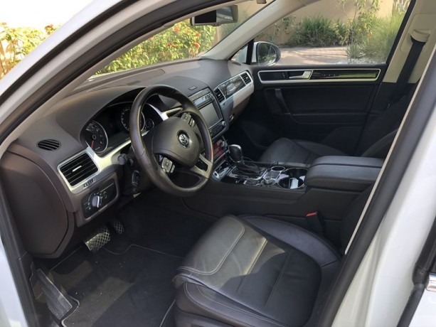 2016-vw-touareg-like-new-big-9