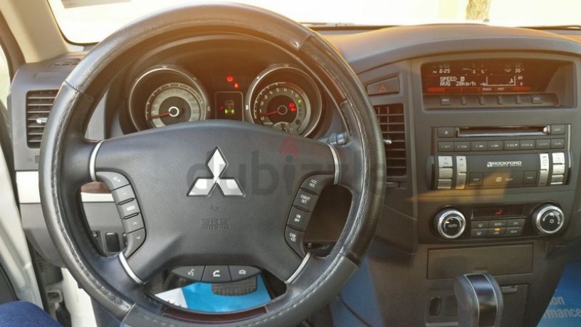 very-low-mileage-mitsubishi-pajero-35l-lwb-2014-model-gcc-spec-big-7