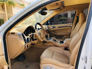 
                            
                            2014 Cayenne V6 full options sports pack
                            
                        