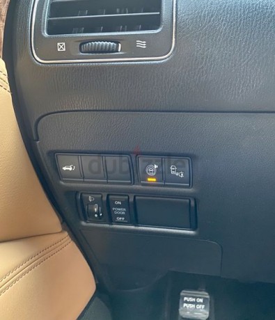 nissan-platinum-full-option-v8-400hp-perfect-condition-under-warranty-until-2022-big-2