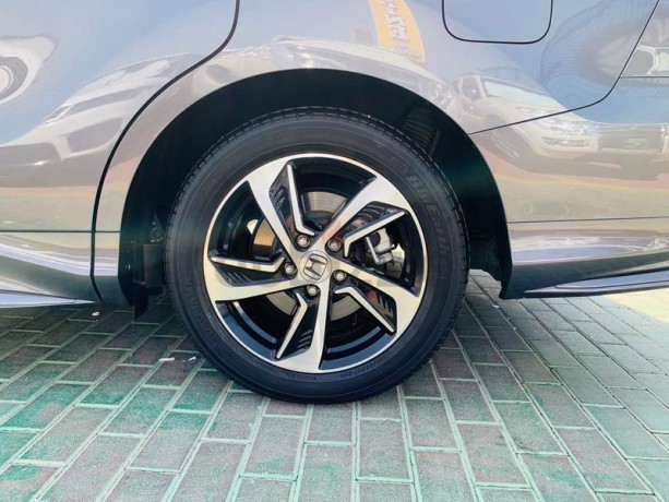 honda-odyssey-2017-gray-gcc-specification-big-6